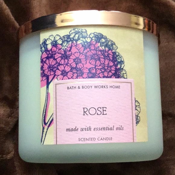 🥀 Bath and body works rose candle